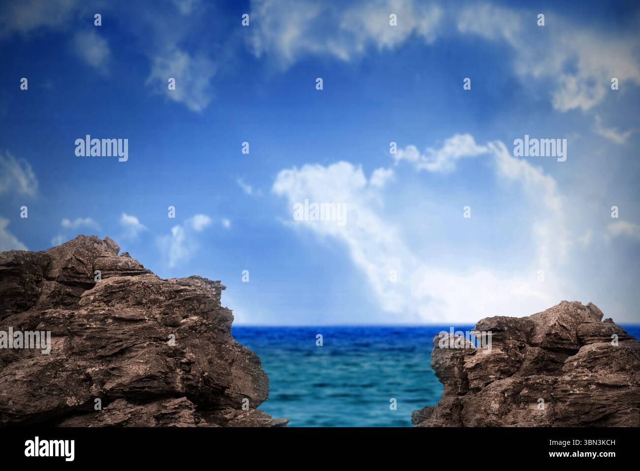 De gros rochers surplombant la mer et le ciel Banque D'Images