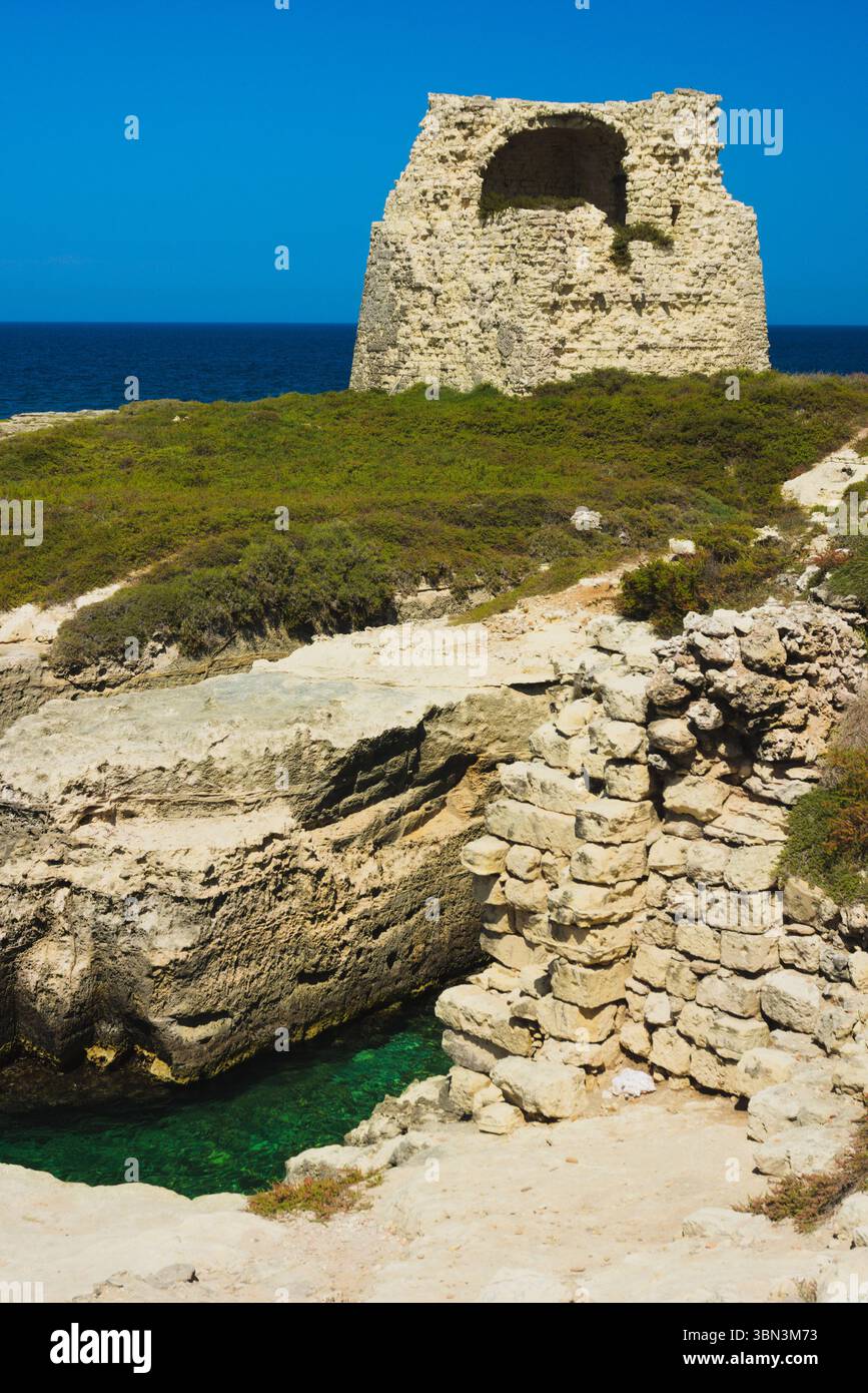 Ruines de l'ancienne tour de guet côtière dans la zone archéologique de Roca Vecchia, Salento, Italie Banque D'Images