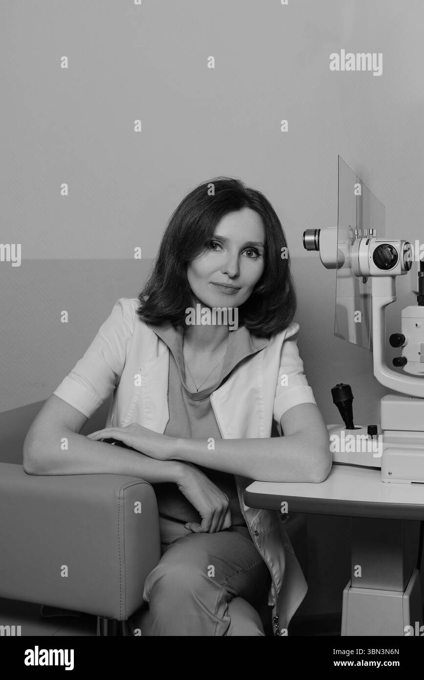 Femme subissant un examen oculaire professionnel avec un équipement de diagnostic ophtalmologique avancé Banque D'Images