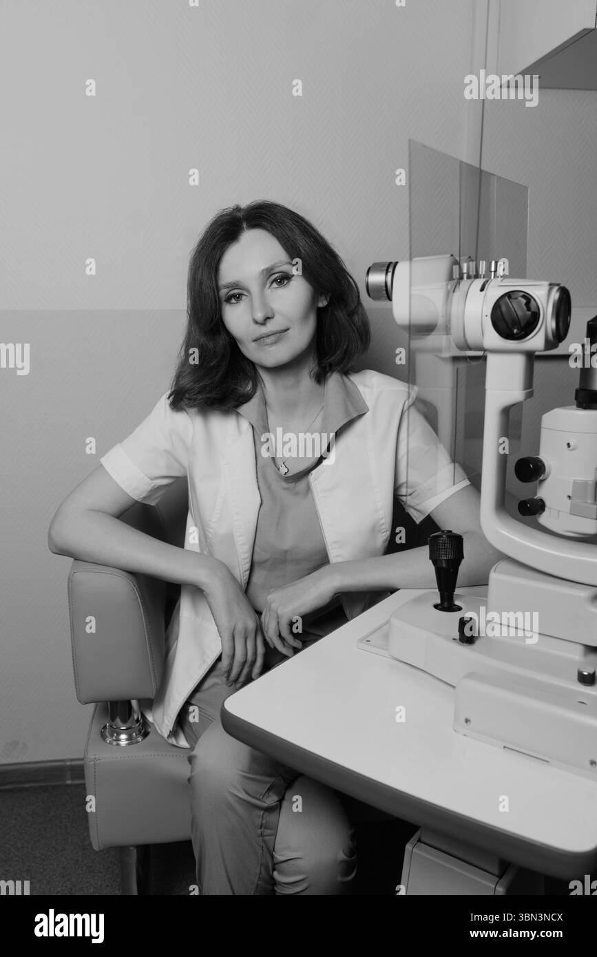 Femme subissant un examen oculaire professionnel avec un équipement de diagnostic ophtalmologique avancé Banque D'Images