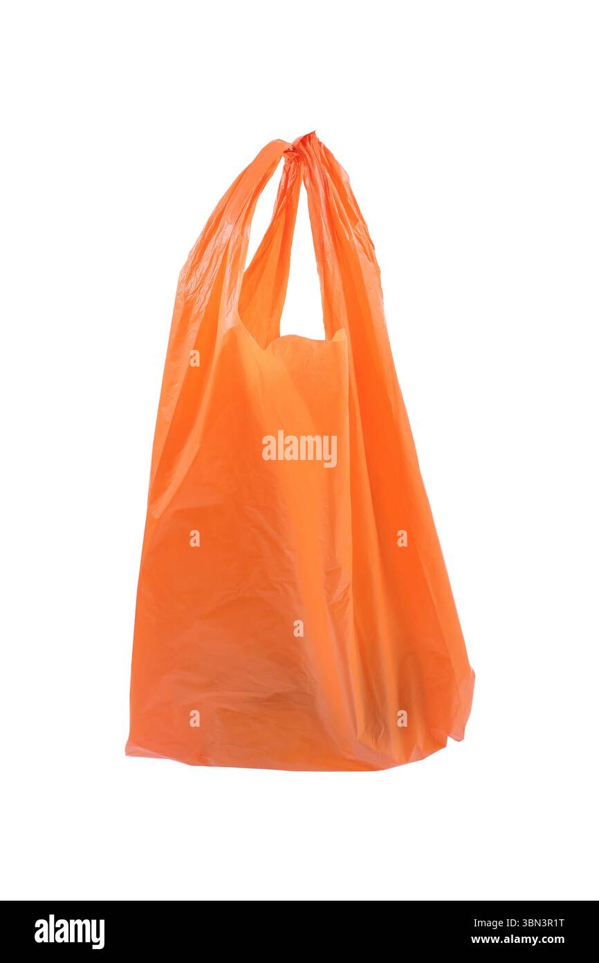 il s'agit d'un sac en plastique orange recyclé isolé sur blanc. Banque D'Images