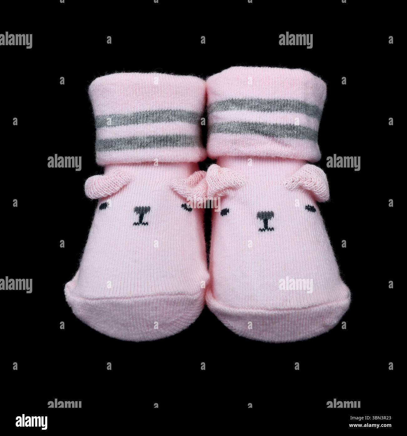 c'est des chaussettes bébé mignonnes isolées sur blanc. Banque D'Images