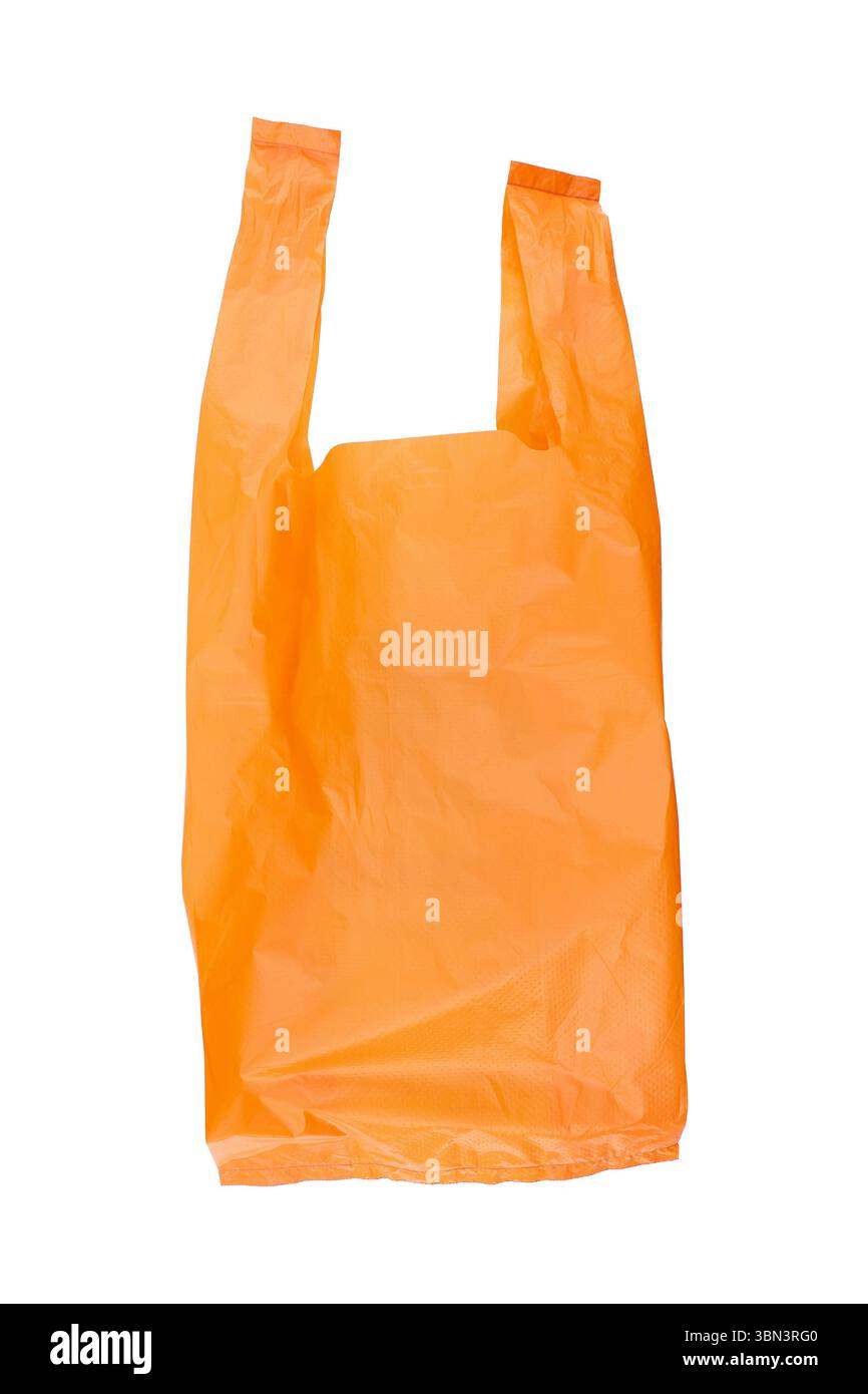il s'agit d'un sac en plastique orange recyclé isolé sur blanc. Banque D'Images