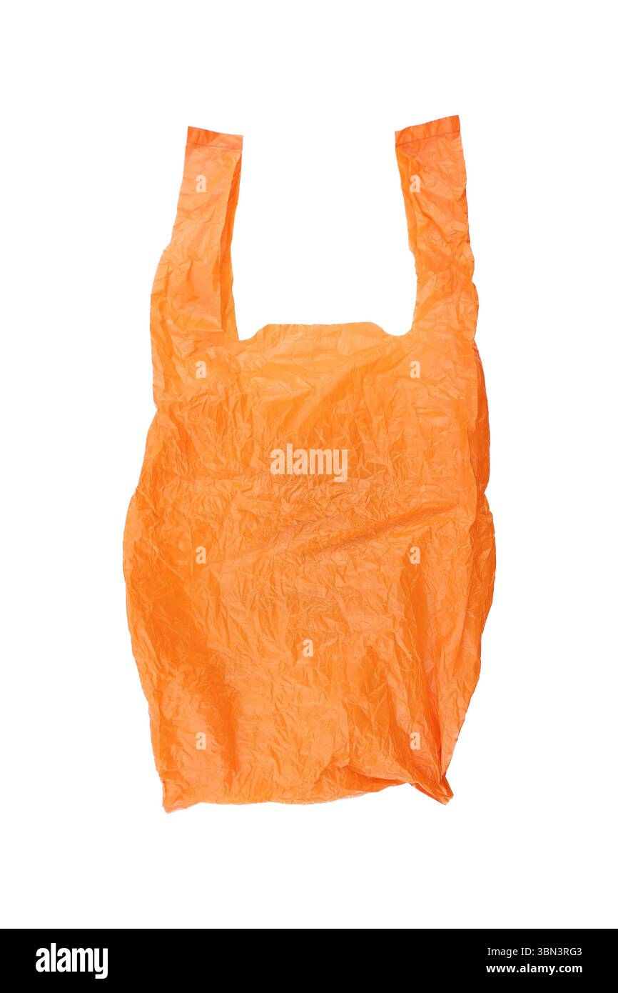 il s'agit d'un sac en plastique orange recyclé isolé sur blanc. Banque D'Images