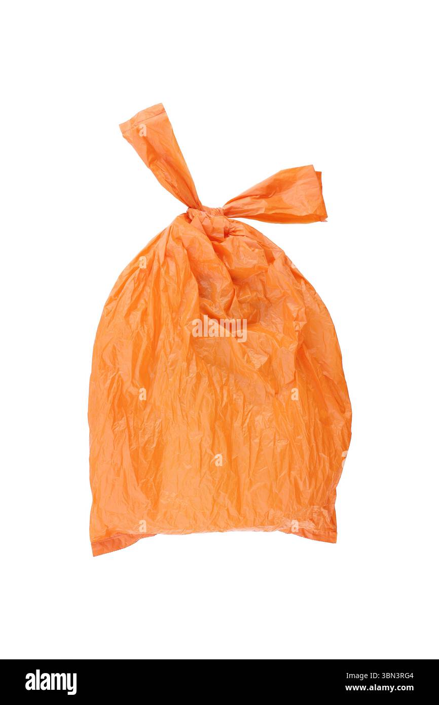 il s'agit d'un sac en plastique orange recyclé isolé sur blanc. Banque D'Images