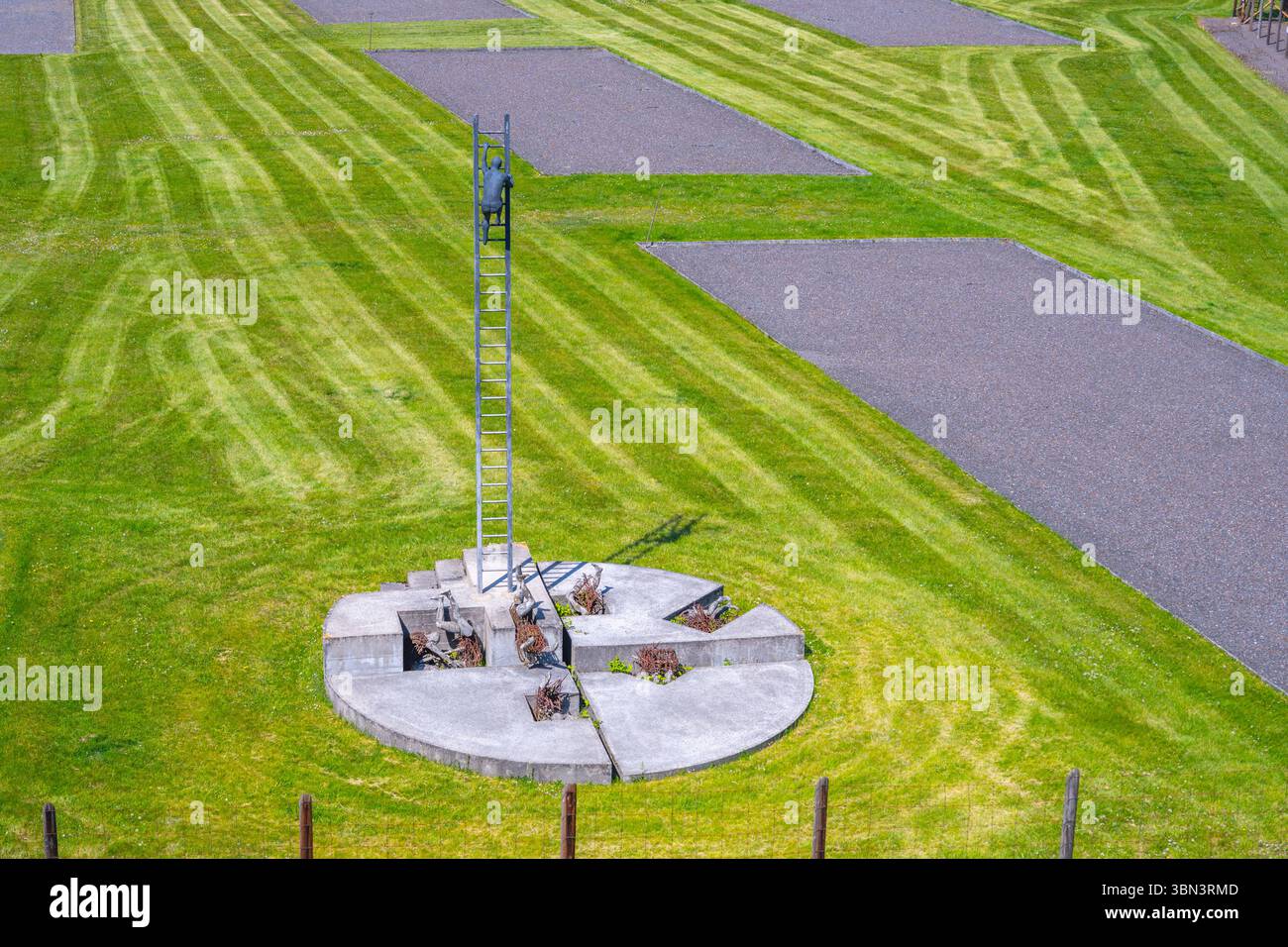 Un mémorial dédié aux victimes du communisme se trouve dans l'ancien complexe pénitentiaire de Lesetice, en Tchéquie. Les terrains bien entretenus présentent de l'herbe coupée et des sentiers ordonnés, symbolisant le souvenir. Banque D'Images