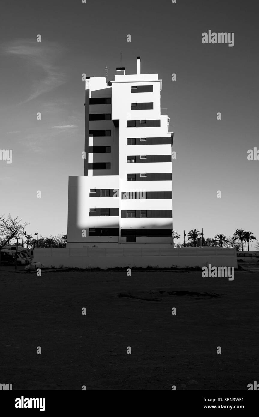 Bloc d'appartements de luxe moderne sur le front de mer, Vinaros, Baix Maestrat, Castellón, Espagne Banque D'Images