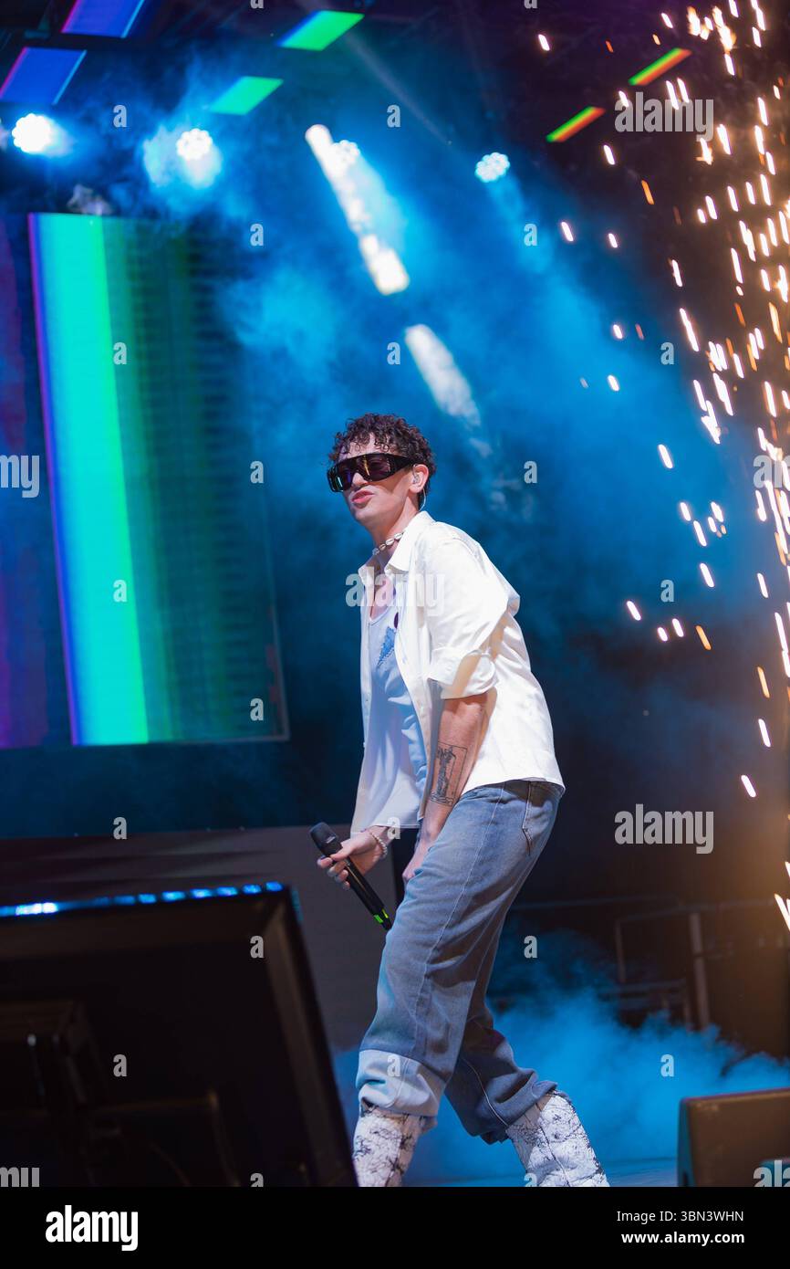 News - Milano Pride 2025 Michele Bravi pendant Milano Pride 2025, News in Milano, Italy, June 28 2025 Milano Arco della Pace Italy Copyright : xLucaxMichelix/xLiveMediax LPN 1944819 Banque D'Images