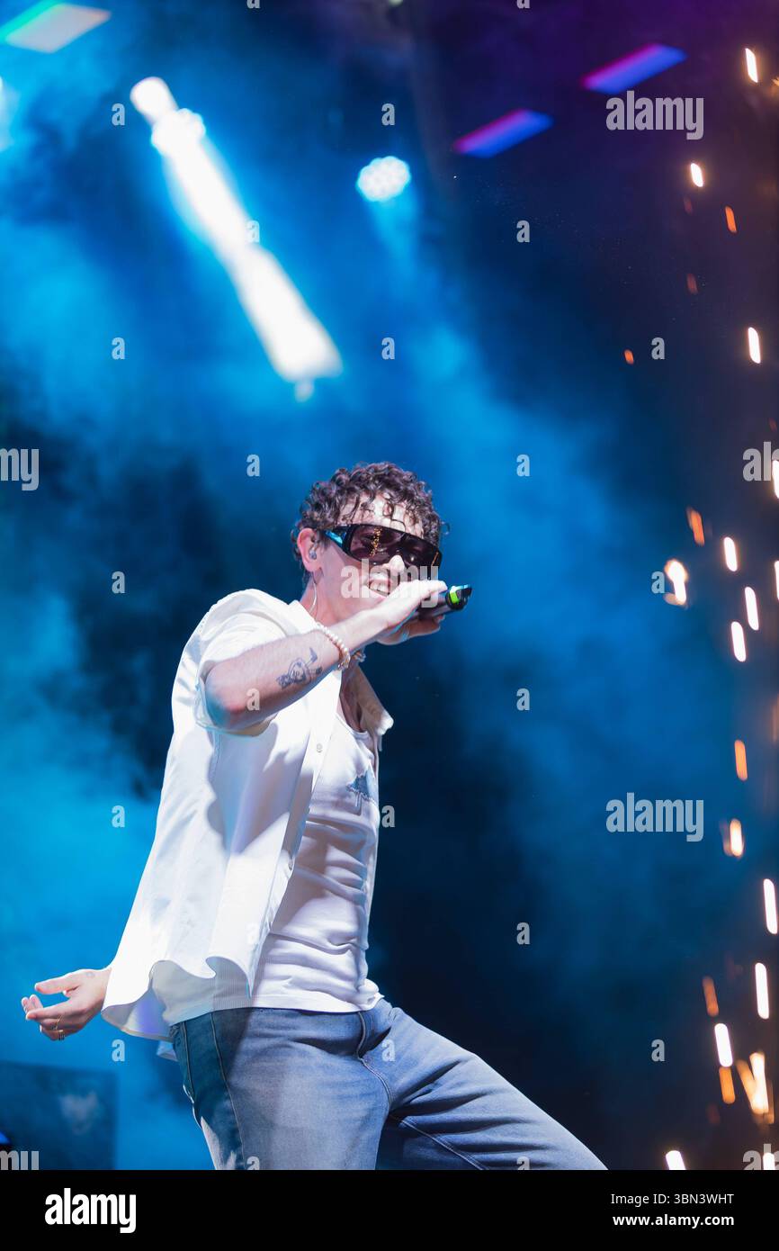 News - Milano Pride 2025 Michele Bravi pendant Milano Pride 2025, News in Milano, Italy, June 28 2025 Milano Arco della Pace Italy Copyright : xLucaxMichelix/xLiveMediax LPN 1944821 Banque D'Images