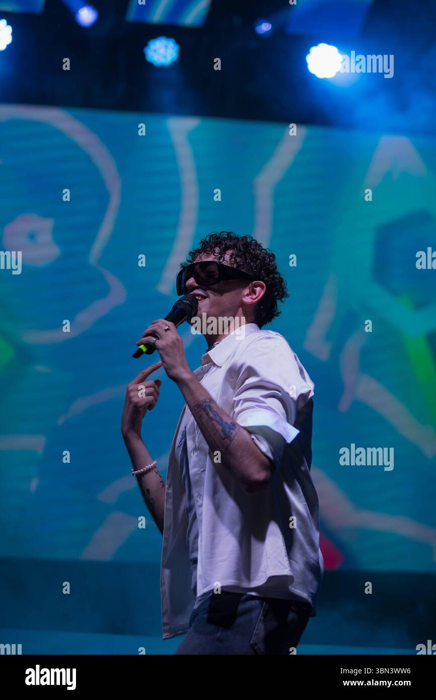 News - Milano Pride 2025 Michele Bravi pendant Milano Pride 2025, News in Milano, Italy, June 28 2025 Milano Arco della Pace Italy Copyright : xLucaxMichelix/xLiveMediax LPN 1944828 Banque D'Images