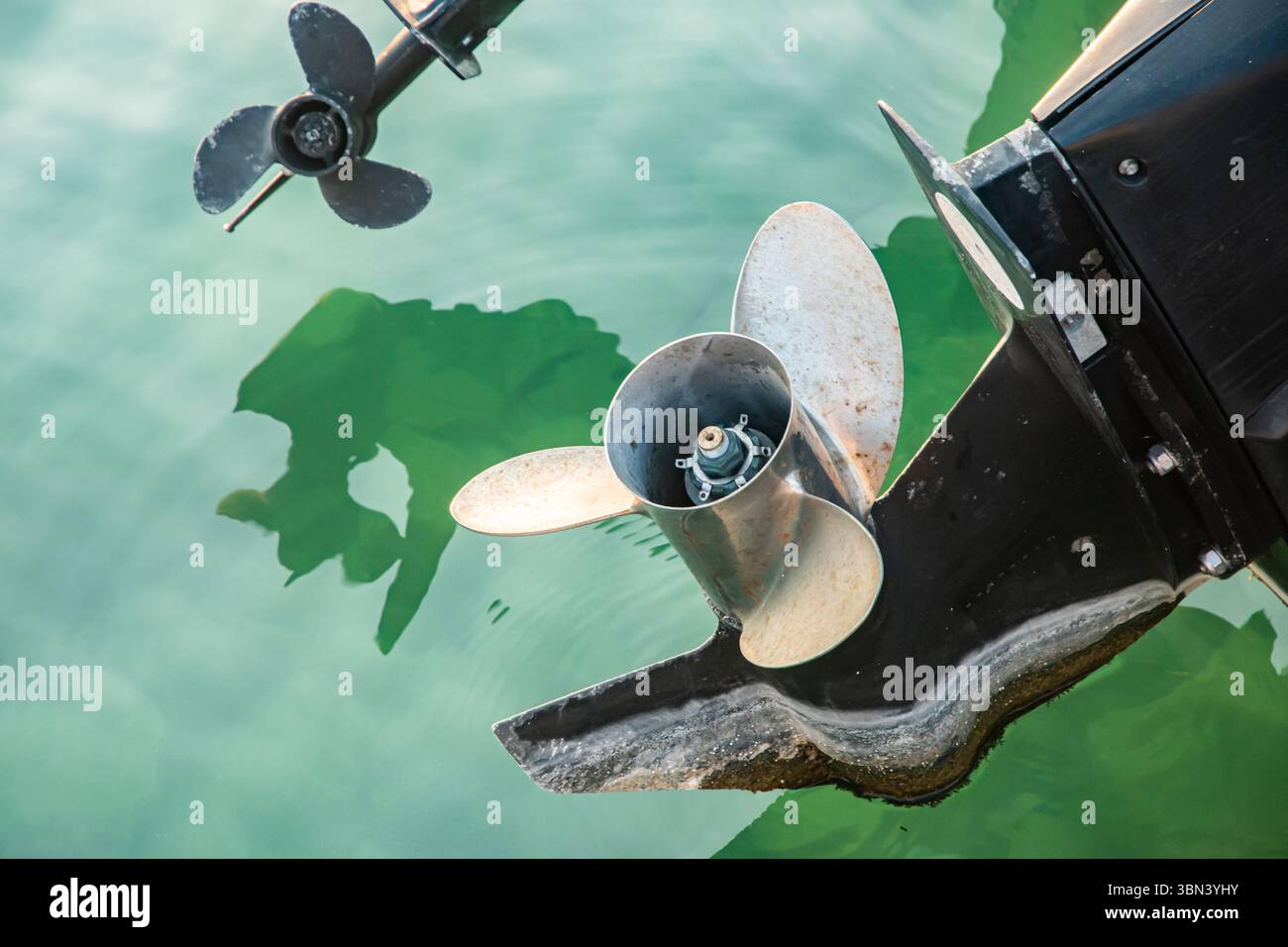 Gros plan du moteur hors-bord sur un bateau moderne dans l'eau de mer calme Banque D'Images