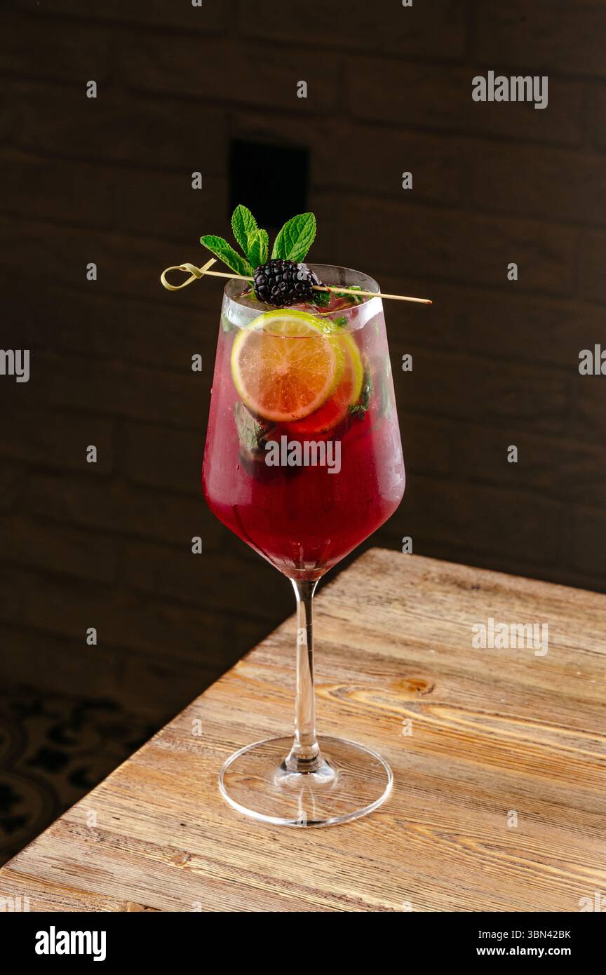 sangria avec citron vert, menthe et mûre Banque D'Images