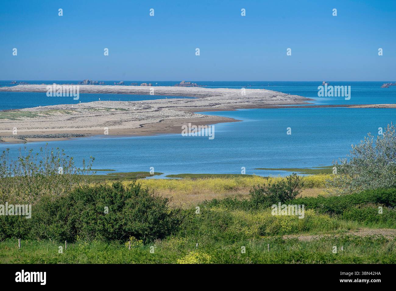 France. Brittany. Côtes d'Armor. Le sillon Talbert (commune de Pleubian) est une langue de sable et de galets qui fait saillie dans la mer et mesure app Banque D'Images