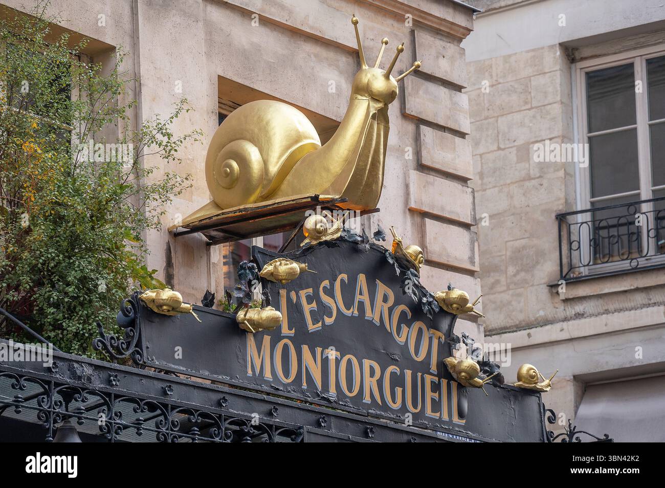 France. Paris. 1er arrondissement. Quartier des Halles. Rue Montorgueil. Les petits et grands escargots servent de signe au restaurant 'l' Escargot Montorgueil' Banque D'Images