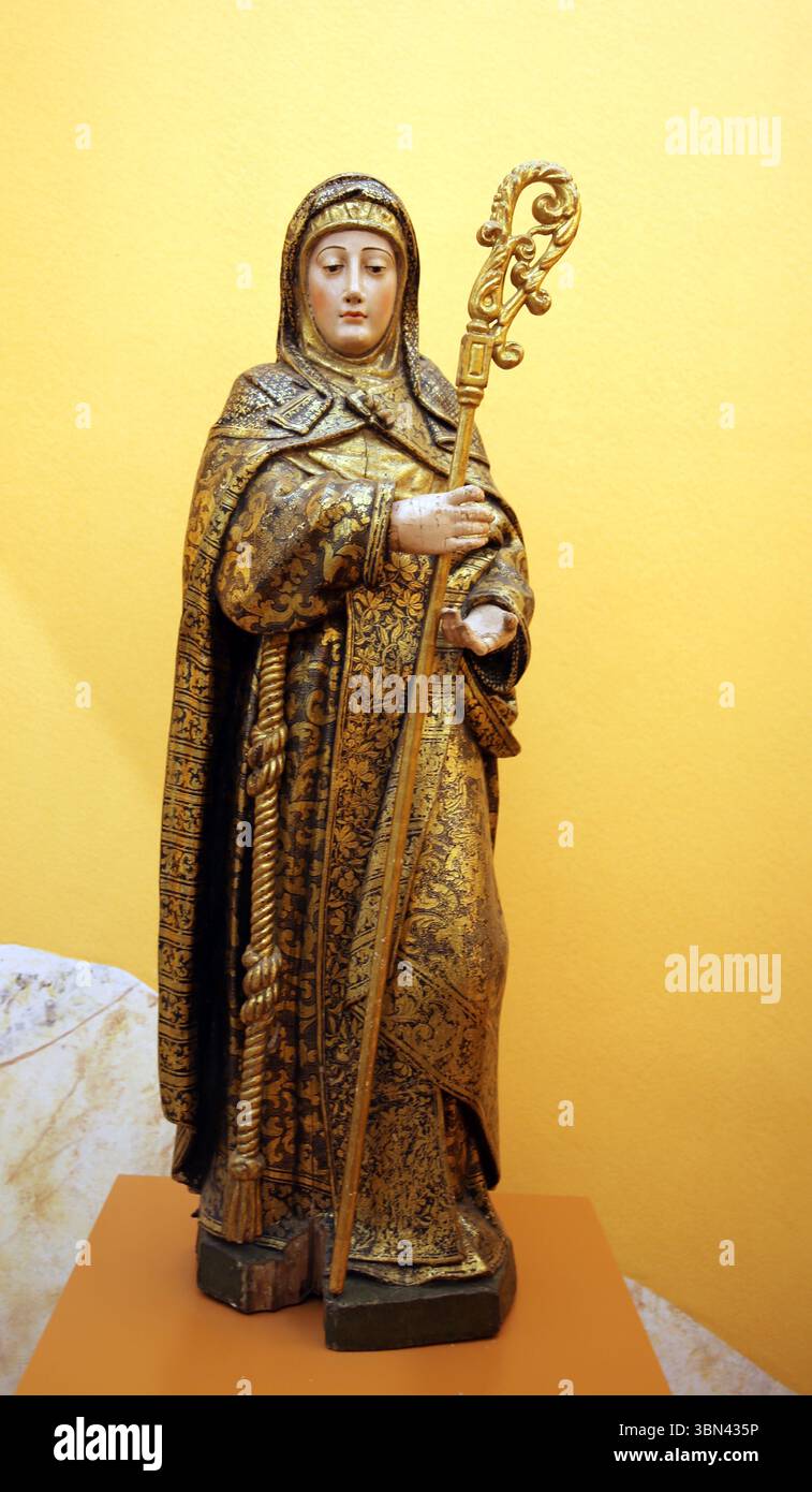 Clare d'assise. xviie siècle. Bois doré, polychrome, technique estofado. Du couvent les pauvres Clares. Musée de Saint Francisco. Evora. Po Banque D'Images