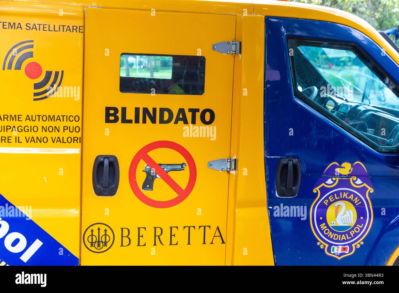 Fourgon blindé, utilisé par les passeurs de fonds pour transporter de l'argent, avec un pictogramme indiquant qu'il n'y a pas d'armes à bord. Banque D'Images