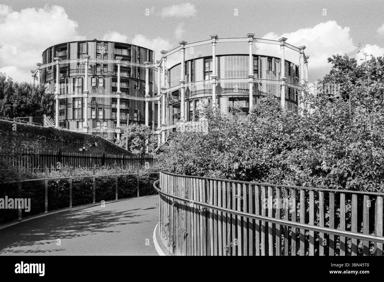 Gasholder Park nouveaux appartements, Kings Cross, Londres Royaume-Uni, en monochrome Banque D'Images