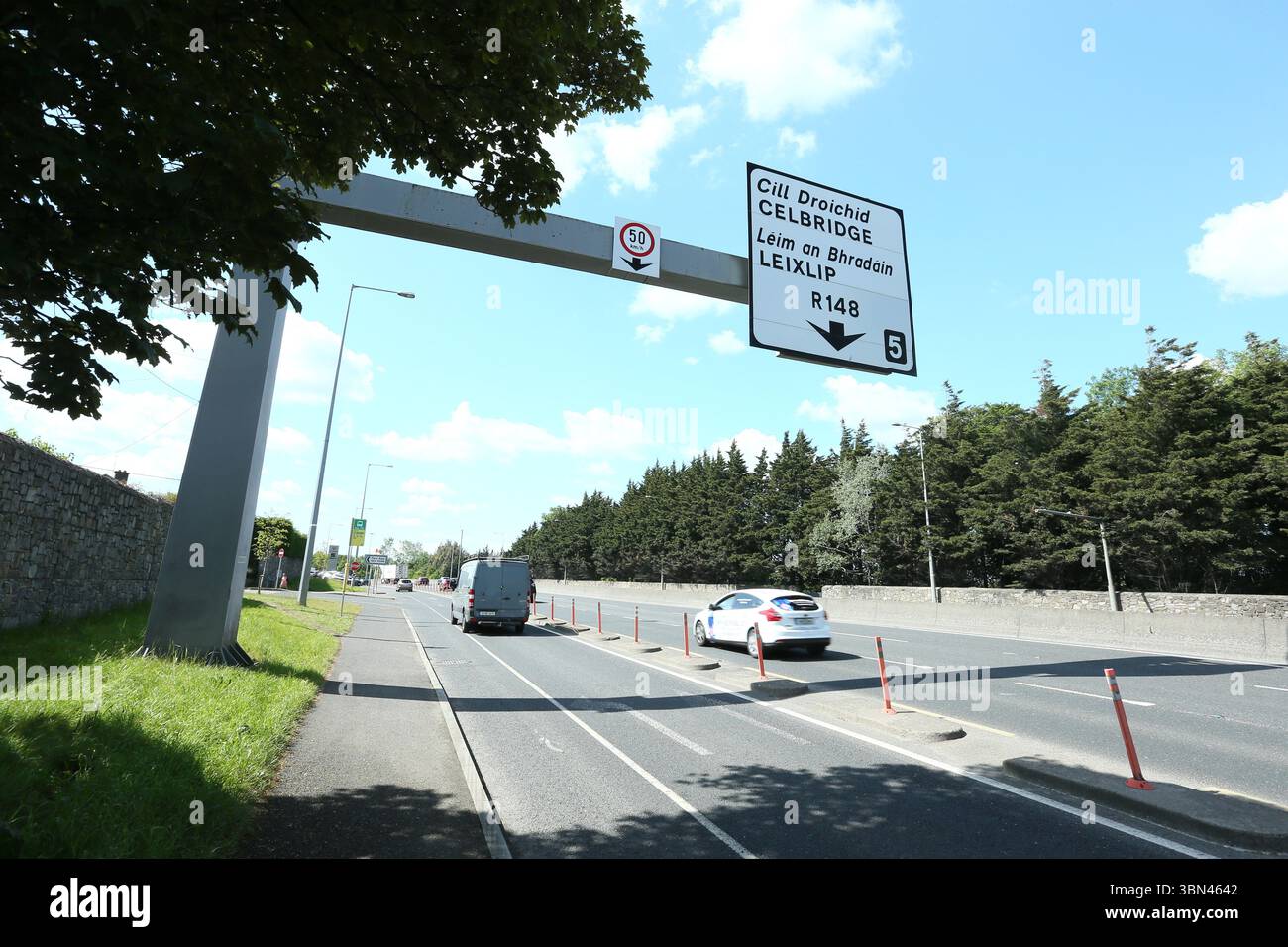 Dublin, Irlande - 21 mai 2025 - un panneau routier aérien pour la route R148 vers Celbridge et Leixlip au-dessus de la N4 à Lucan dans la ville de Dublin par un après-midi ensoleillé dans la capitale irlandaise Banque D'Images
