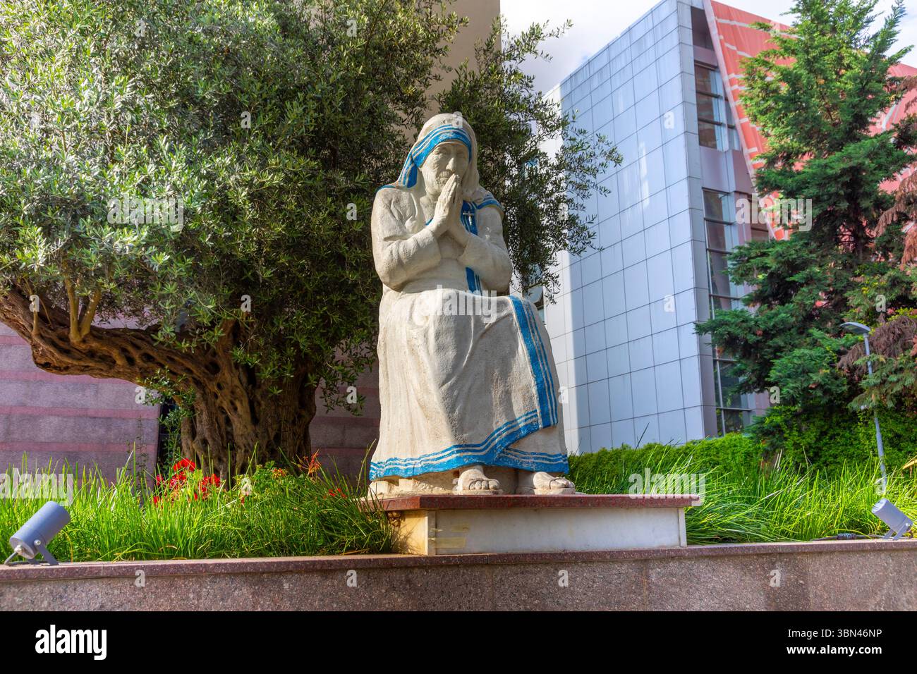 Tirana, Albanie. Statue de mère Teresa devant la cathédrale Saint-Paul Banque D'Images