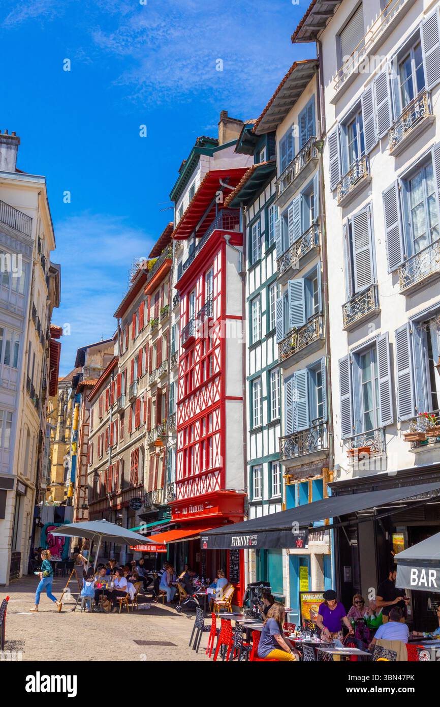 France, pays Basque, région Nouvelle-Aquitaine, Pyrénées-Atlantiques, Bayonne. Belles façades colorées dans le centre-ville. Labourdine maisons de GRA Banque D'Images