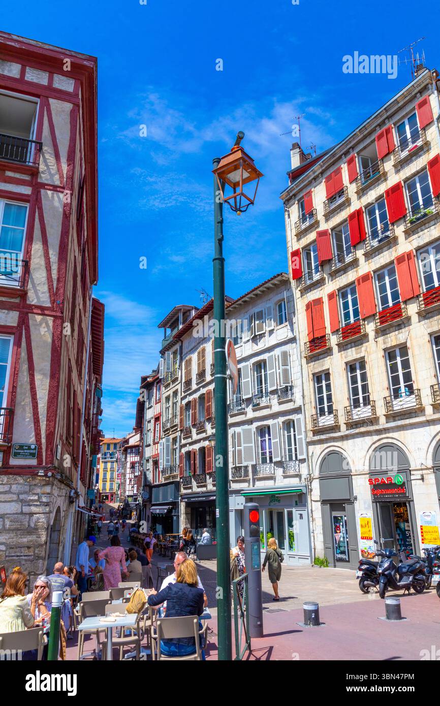 France, pays Basque, région Nouvelle-Aquitaine, Pyrénées-Atlantiques, Bayonne. Belles façades colorées dans le centre-ville Banque D'Images