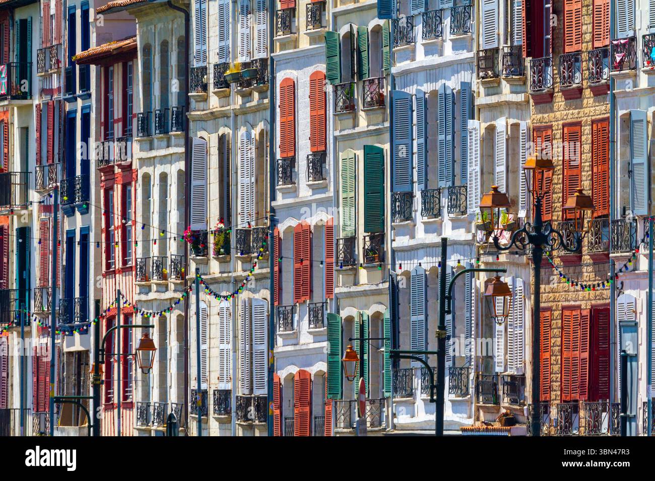France, pays Basque, région Nouvelle-Aquitaine, Pyrénées-Atlantiques, Bayonne. Belles façades colorées dans le centre-ville Banque D'Images
