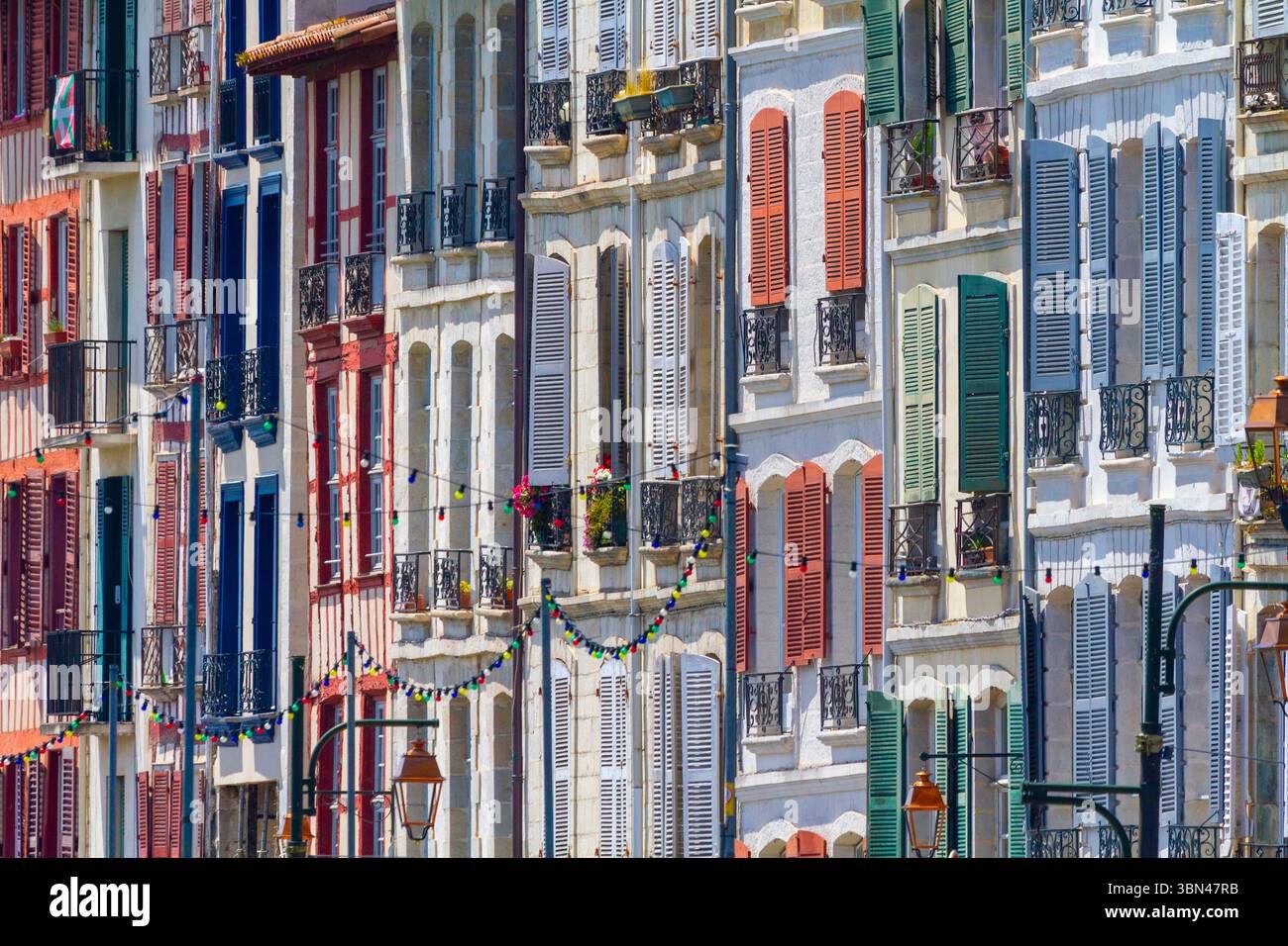 France, pays Basque, région Nouvelle-Aquitaine, Pyrénées-Atlantiques, Bayonne. Belles façades colorées dans le centre-ville Banque D'Images