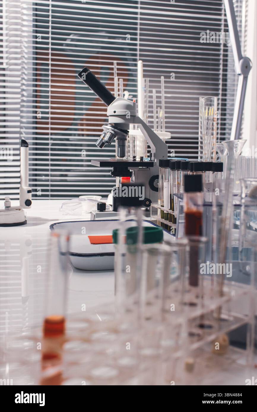 Équipement de laboratoire avec flacon, microscope et tubes en verre. Intérieur de laboratoire médical. Pupitre de produits chimiques. Concept de biotechnologie. Flacons chimiques contenant des liquides Banque D'Images
