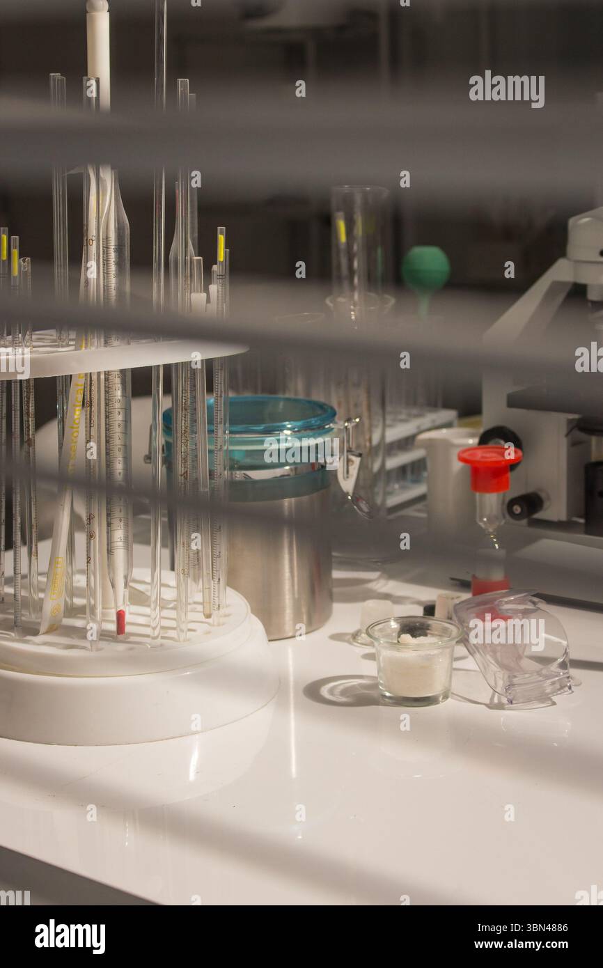 Équipement de laboratoire avec flacon, microscope et tubes en verre. Intérieur de laboratoire médical. Pupitre de produits chimiques. Concept de biotechnologie. Flacons chimiques contenant des liquides Banque D'Images