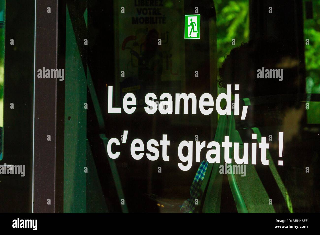 Inscription le samedi, gratuite dans un bus urbain. Banque D'Images