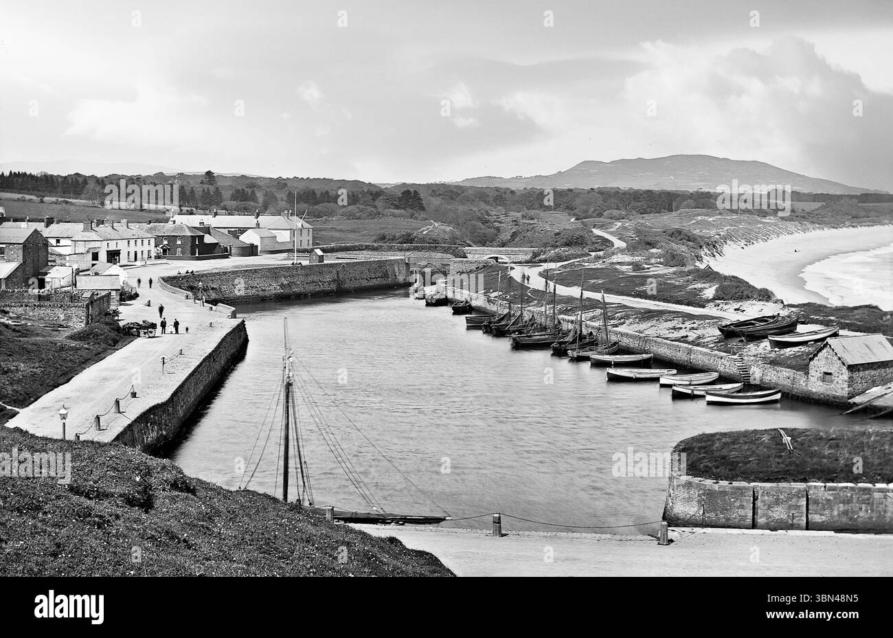 Photographie de la fin du XIXe siècle du port de Courtown dans le comté de Wexford, en Irlande. La petite colonie d'origine a été développée après que Lord Courtown a ordonné la construction d'un port pendant les années de famine, 1839-1846. Le dynamisme économique du nouveau port a conduit à un petit village se développant avec la pêche comme économie primaire du village. Banque D'Images