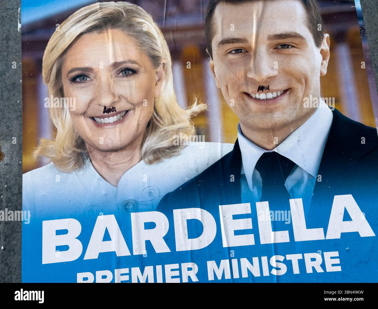 Affiche de campagne pour les élections législatives avec Bardella écrit comme premier ministre. Les visages de Marine le Pen et Jordan Bardella avec a Little Hi Banque D'Images