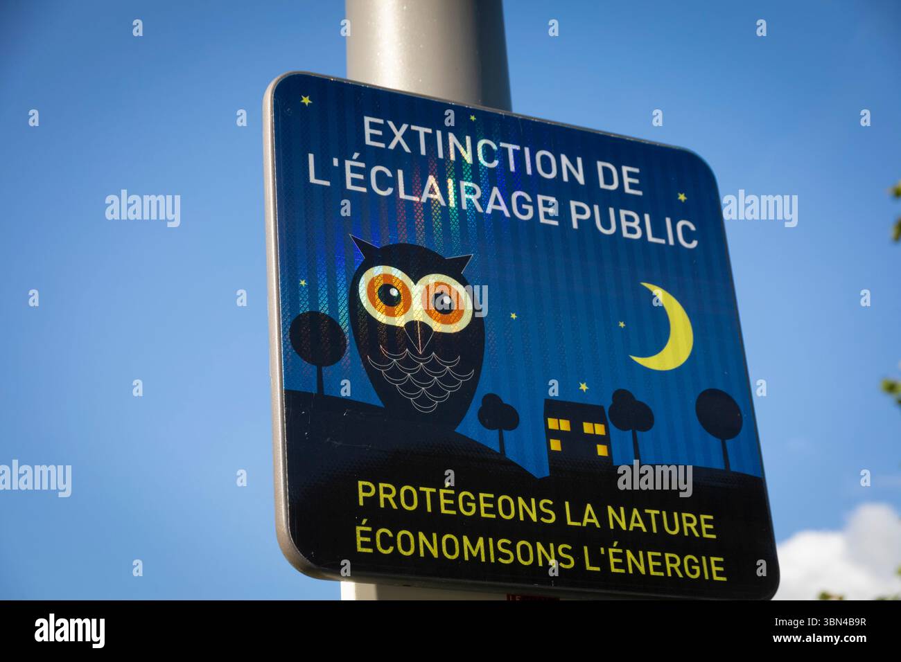 Signalisation. Éteindre l'éclairage public. Protéger la nature et économiser l'énergie. Banque D'Images