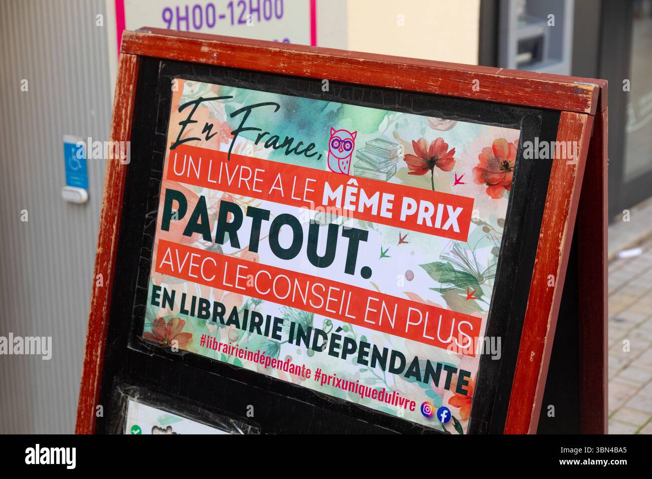 Affiche devant une librairie. En France, un livre coûte le même prix partout. Avec l'avantage supplémentaire de conseils indépendants. Banque D'Images
