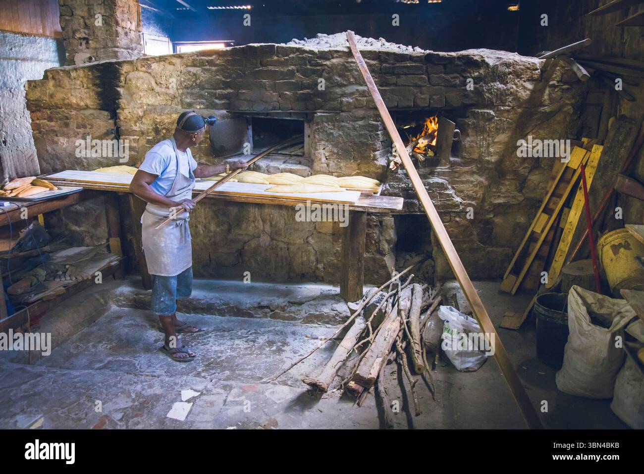 Antigua-et-Barbuda, Antilles, île d'Antigua. St John's. Baker faisant cuire du pain dans son four de la manière traditionnelle. Banque D'Images