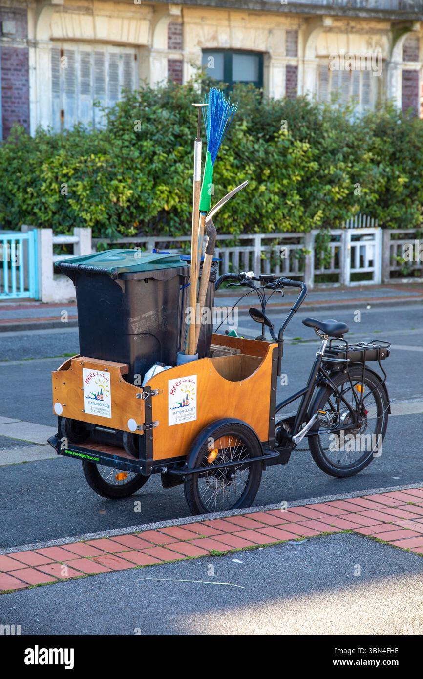 Service de nettoyage de ville avec un vélo cargo Banque D'Images
