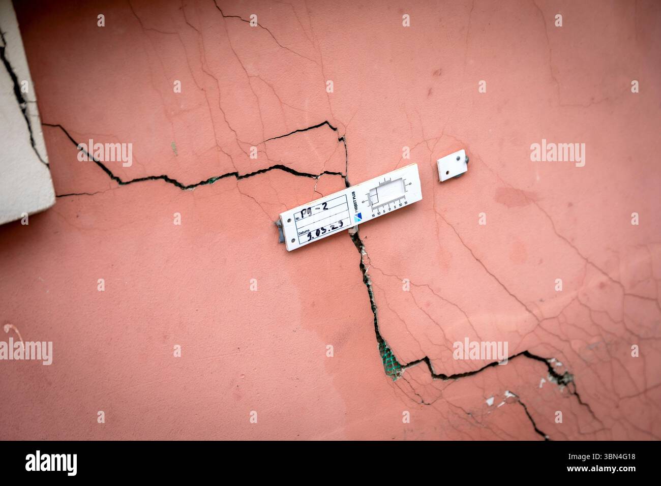 Crackmeter, pour surveiller l'évolution d'une fissure Banque D'Images