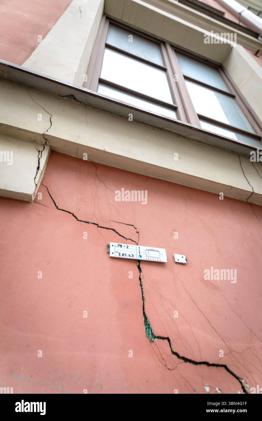 Crackmeter, pour surveiller l'évolution d'une fissure Banque D'Images