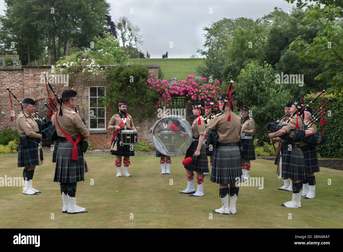 The Seaforth Highlanders Association (Notts Branch) Pipes & Drums Band jouant dans les jardins de Parwich Hall. Parwich, Derbyshire, Angleterre 1er juillet 2023 Royaume-Uni 2020s HOMER SYKES Banque D'Images