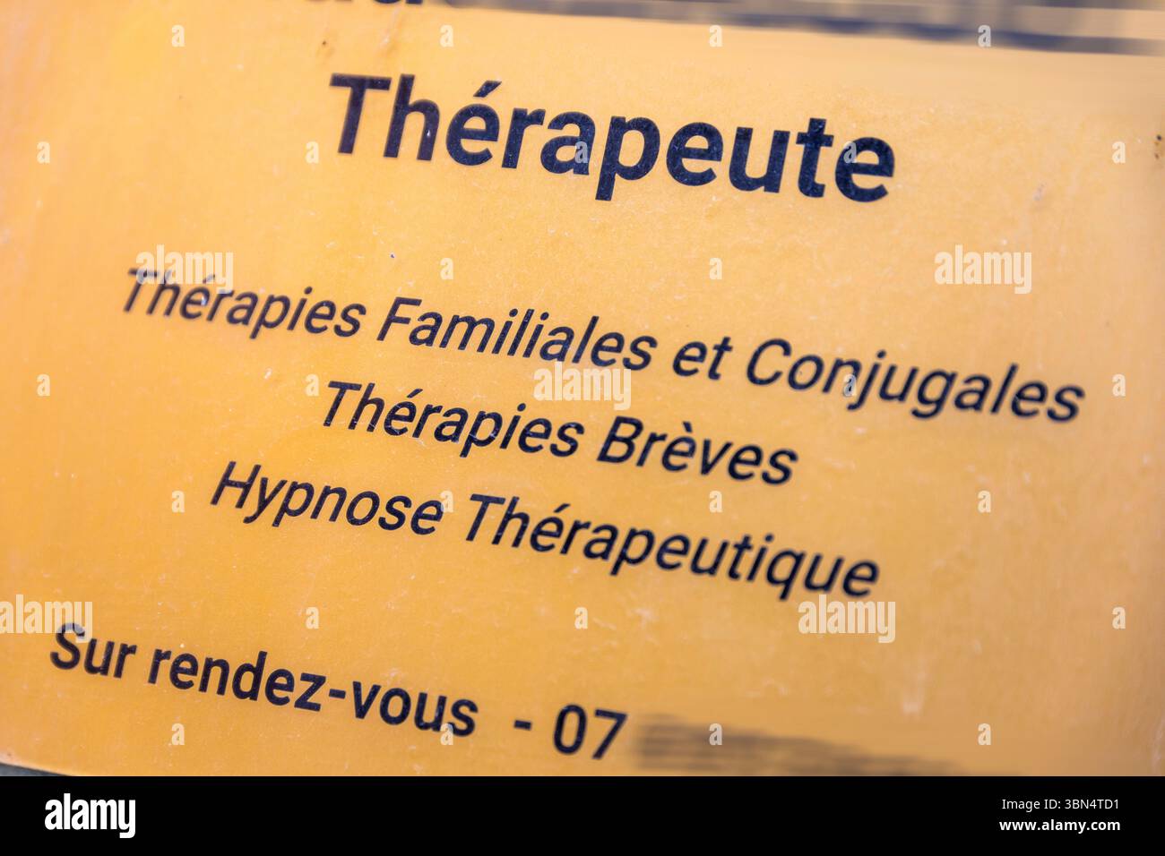 Plaque de thérapeute. Thérapie familiale et conjugale. Thérapie brève. L'hypnose thérapeutique. Banque D'Images