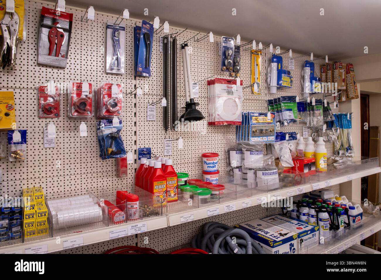 Intérieur de magasin de bricolage familial confortable présentant des étagères remplies d'outils, de peintures et de fournitures d'amélioration de la maison. Banque D'Images