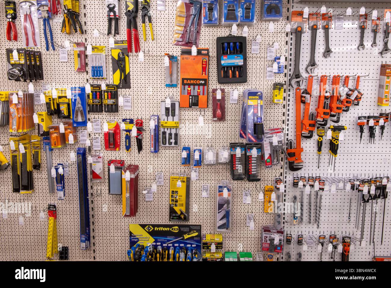 Intérieur de magasin de bricolage familial confortable présentant des étagères remplies d'outils, de peintures et de fournitures d'amélioration de la maison. Banque D'Images