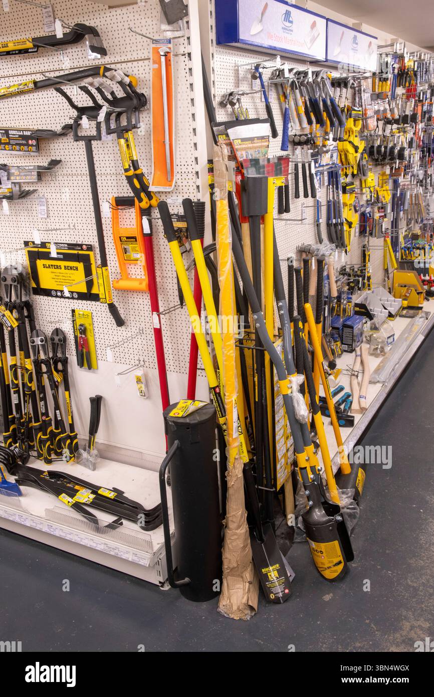 Intérieur de magasin de bricolage familial confortable présentant des étagères remplies d'outils, de peintures et de fournitures d'amélioration de la maison. Banque D'Images