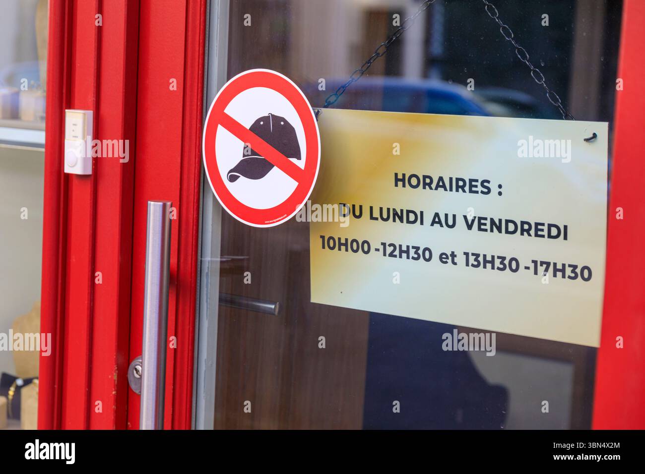 Une boutique où il est interdit de porter une casquette. Code vestimentaire Banque D'Images