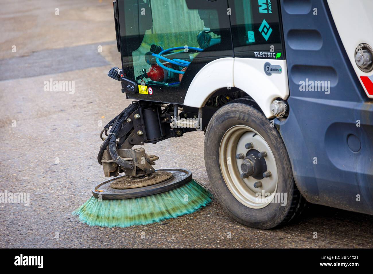Chariot balayeur avec brosse rotative pour le nettoyage des routes Banque D'Images