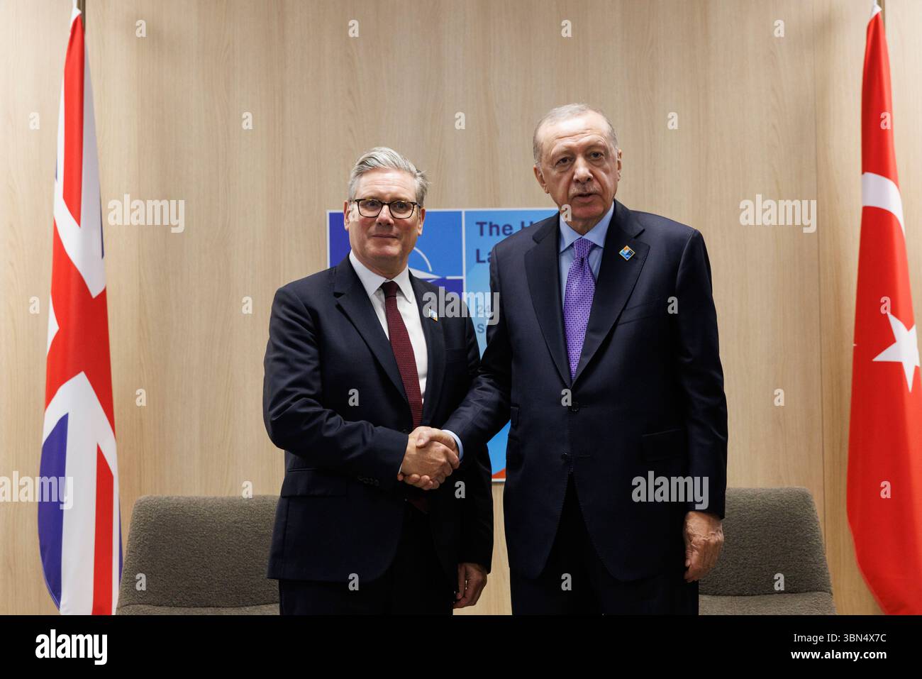 LA HAYE, PAYS-BAS - 25 juin 2025 - le premier ministre britannique Keir Starmer avec le président de la République de Turkiye Recep Tayyip Erdogan pour un bilate Banque D'Images