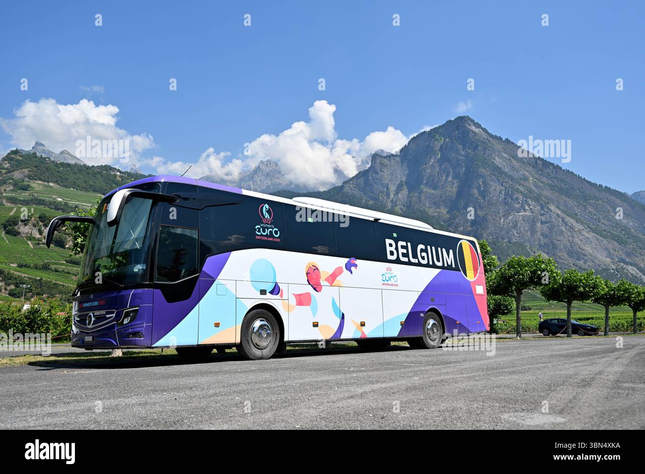 Saillon, Suisse. 30 juin 2025. Le bus féminin Euro 2025 pour l'équipe belge photographié lors d'une séance d'entraînement le jour -3 de l'équipe nationale de football féminin de Belgique, a appelé les flammes rouges avant le jour 1 du championnat d'Europe en Suisse 2025, le lundi 30 juin 2025 à Saillon, Suisse . Crédit : Sportpix/Alamy Live News Banque D'Images Saillon, Suisse. 30 juin 2025. Le bus féminin Euro 2025 pour l'équipe belge photographié lors d'une séance d'entraînement le jour -3 de l'équipe nationale de football féminin de Belgique, a appelé les flammes rouges avant le jour 1 du championnat d'Europe en Suisse 2025, le lundi 30 juin 2025 à Saillon, Suisse . Crédit : Sportpix/Alamy Live News Banque D'Images