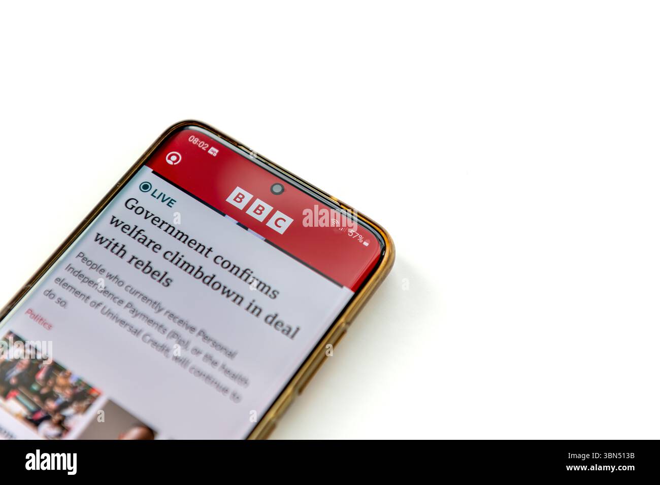 Londres. UK- 06.27.2025. Un téléphone portable avec l'application BBC New sur l'écran isolé sur un fond blanc. Banque D'Images