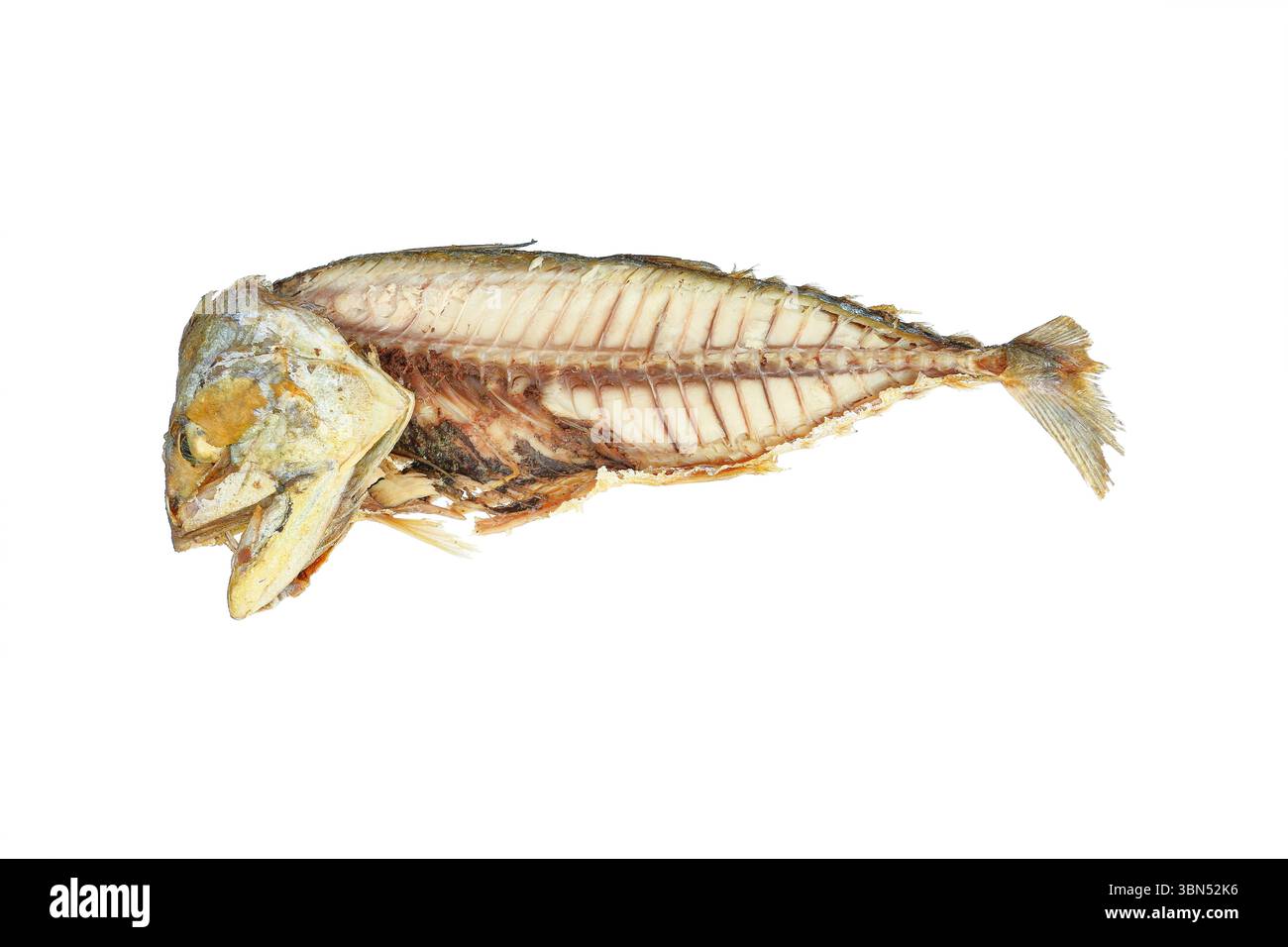 un maquereau frit avec arête de poisson isolé sur blanc. Banque D'Images