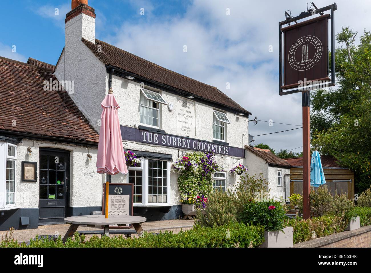 The Surrey Cricketers pub, Chertsey Road, Windlesham, Surrey, Angleterre, ROYAUME-UNI Banque D'Images